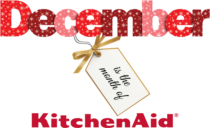 十二月 KitchenAid 推廣活動 壁紙 — 大膽的紅色十二月文字帶有雪花圖案，握著一個用金色絲帶綁著的標籤，宣佈這是KitchenAid的月份。