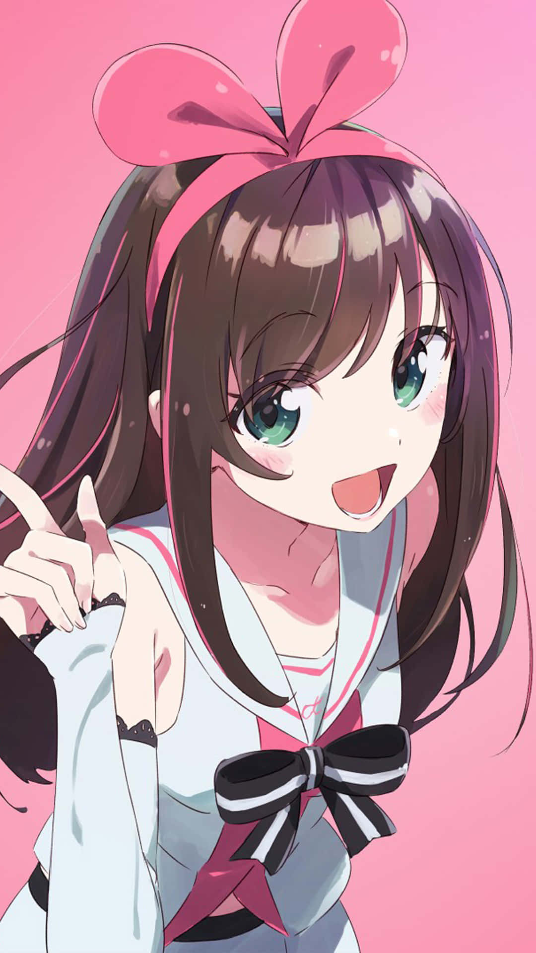 Kizuna AI 鎖屏 壁紙 — 一位開朗的動漫女孩，棕色頭髮和綠色眼睛，戴著粉紅色蝴蝶結，穿著水手服，在柔和的粉紅色背景前燦爛微笑。