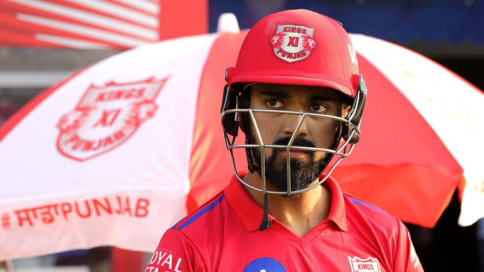 身穿紅色Kings XI Punjab球衣的板球運動員在品牌傘下。