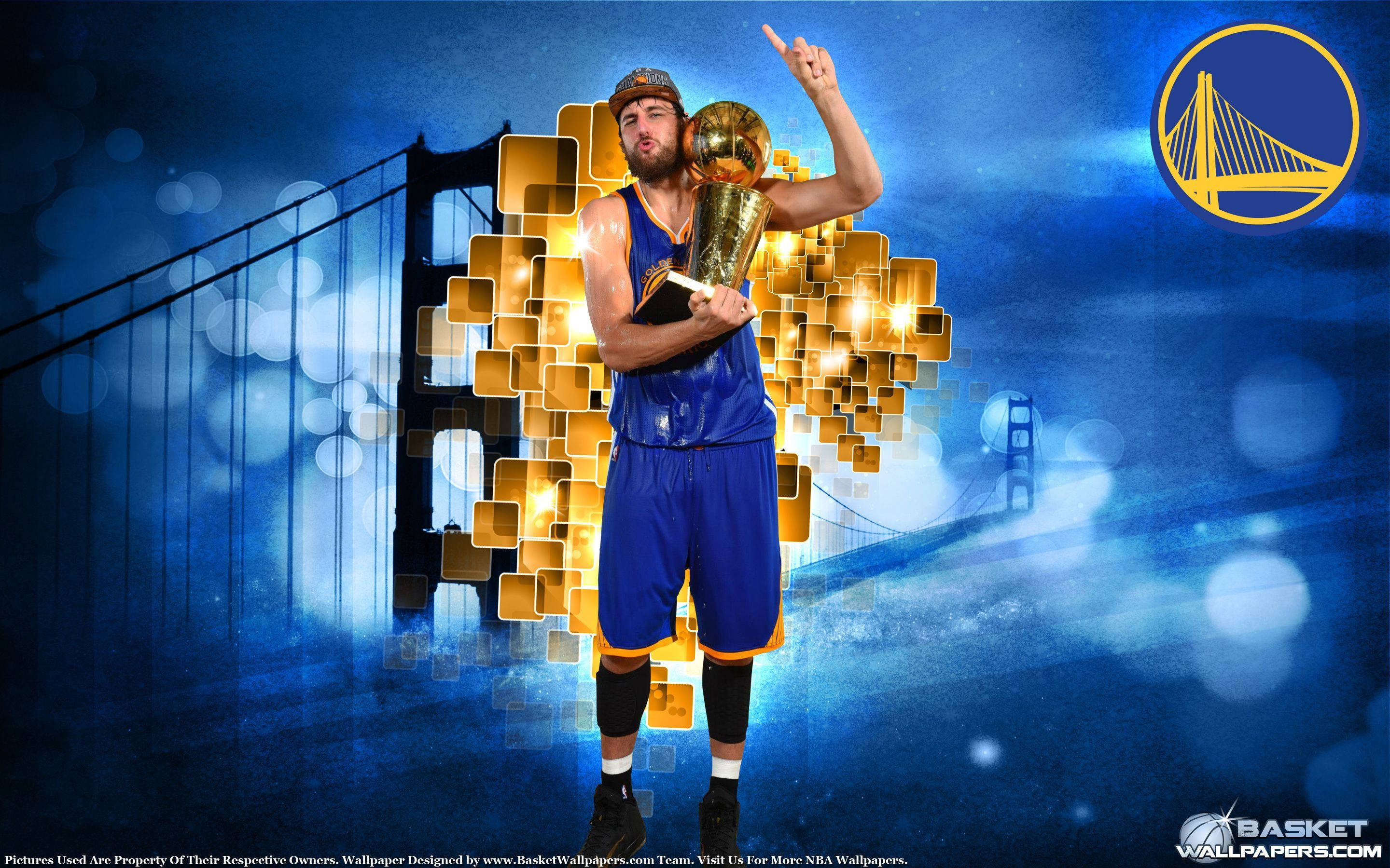 Klay Thompson 與他的 NBA 奪冠獎盃 壁紙 — 一名身穿藍色球衣的籃球運動員高舉獎盃，指向天空，背景是發光的數位金門大橋。