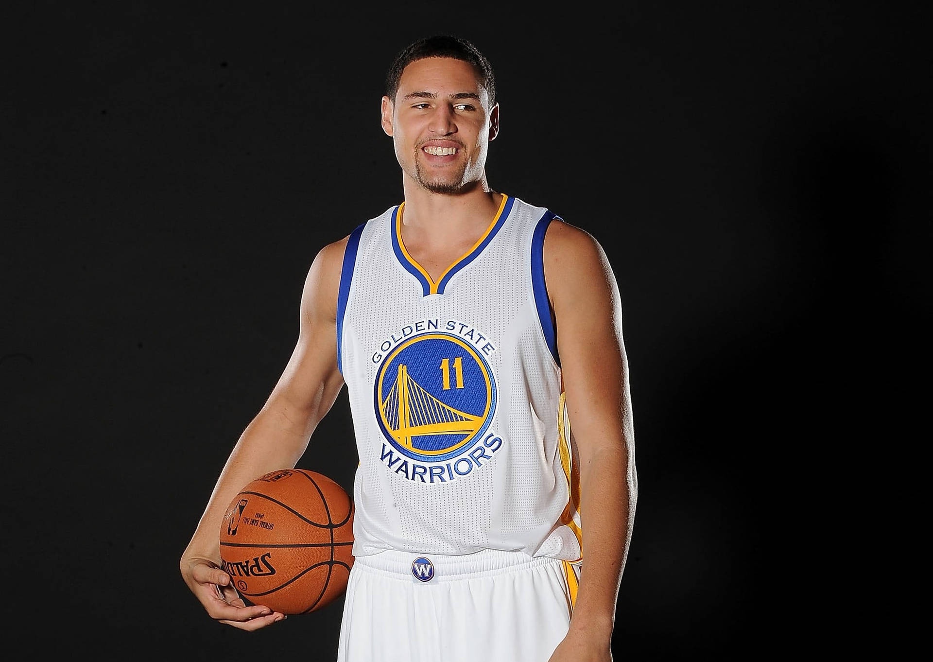 金州勇士隊籃球運動員在攝影棚中手持 Spalding 籃球。