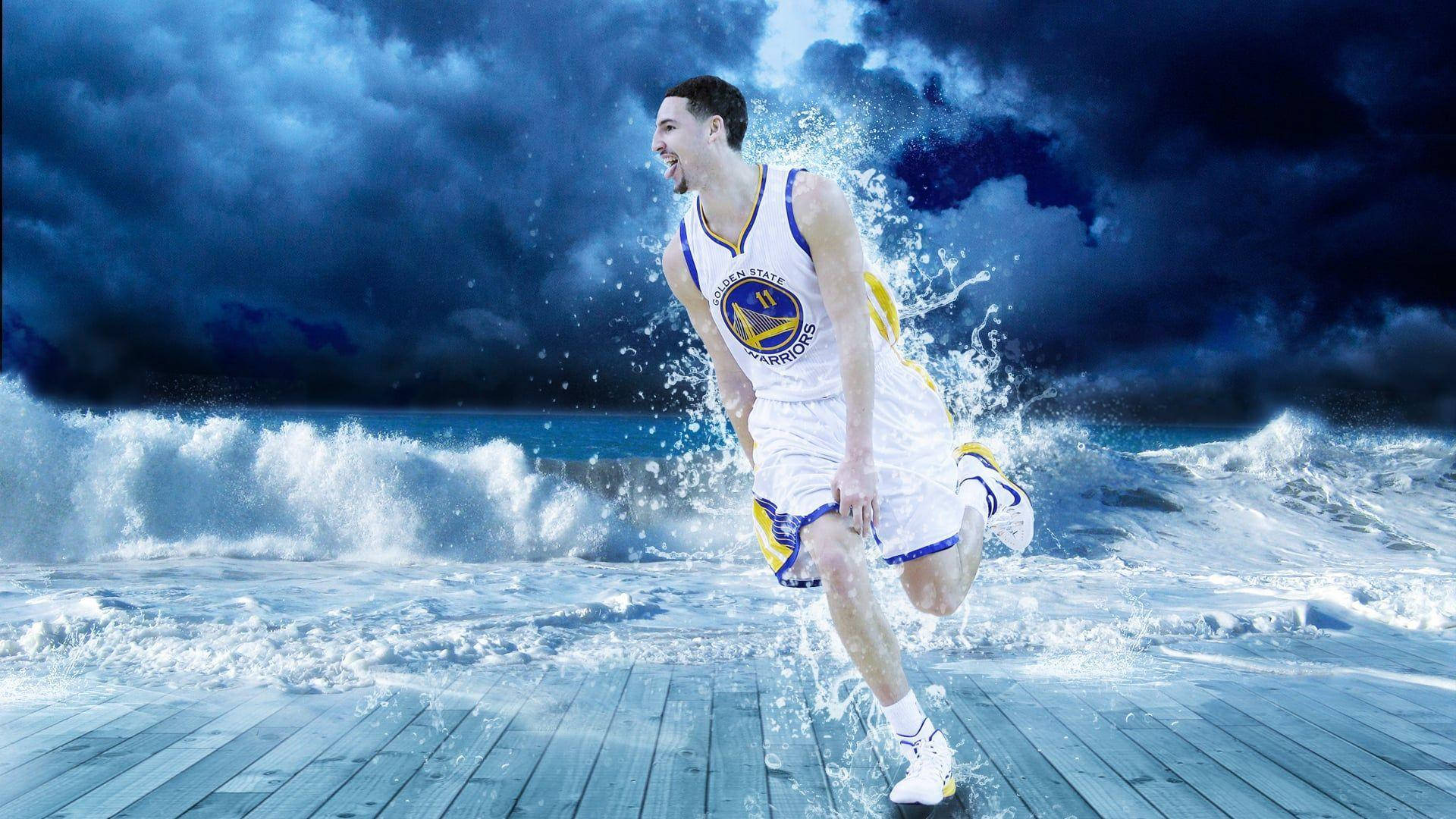 籃球運動員在暴風雲下在碼頭上穿過海浪奔跑。