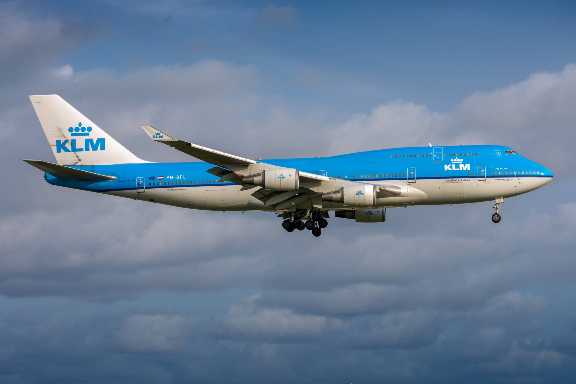 KLM波音747飛機放下起落架在多雲的天空中降落