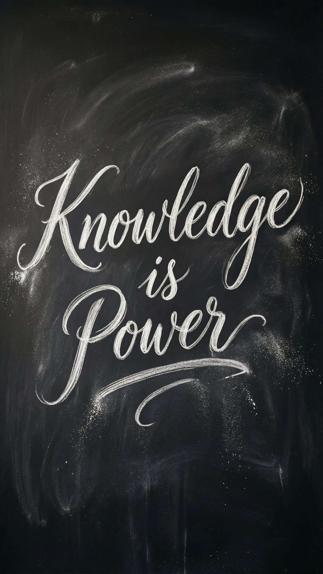 在深色黑板上用白色粉筆寫的Knowledge is Power