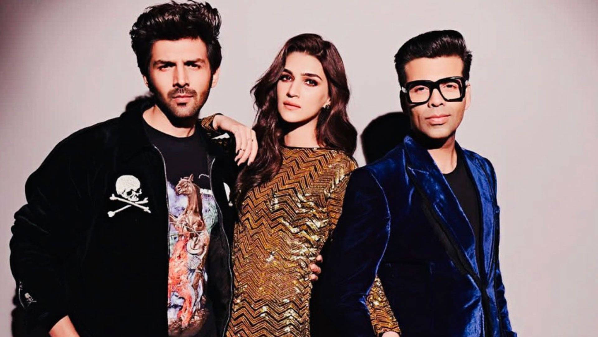 《Koffee With Karan》克莉蒂·桑農 壁紙 — 三位穿著時尚的名人自信地在純色背景前擺姿勢，展現大膽的時尚宣言。