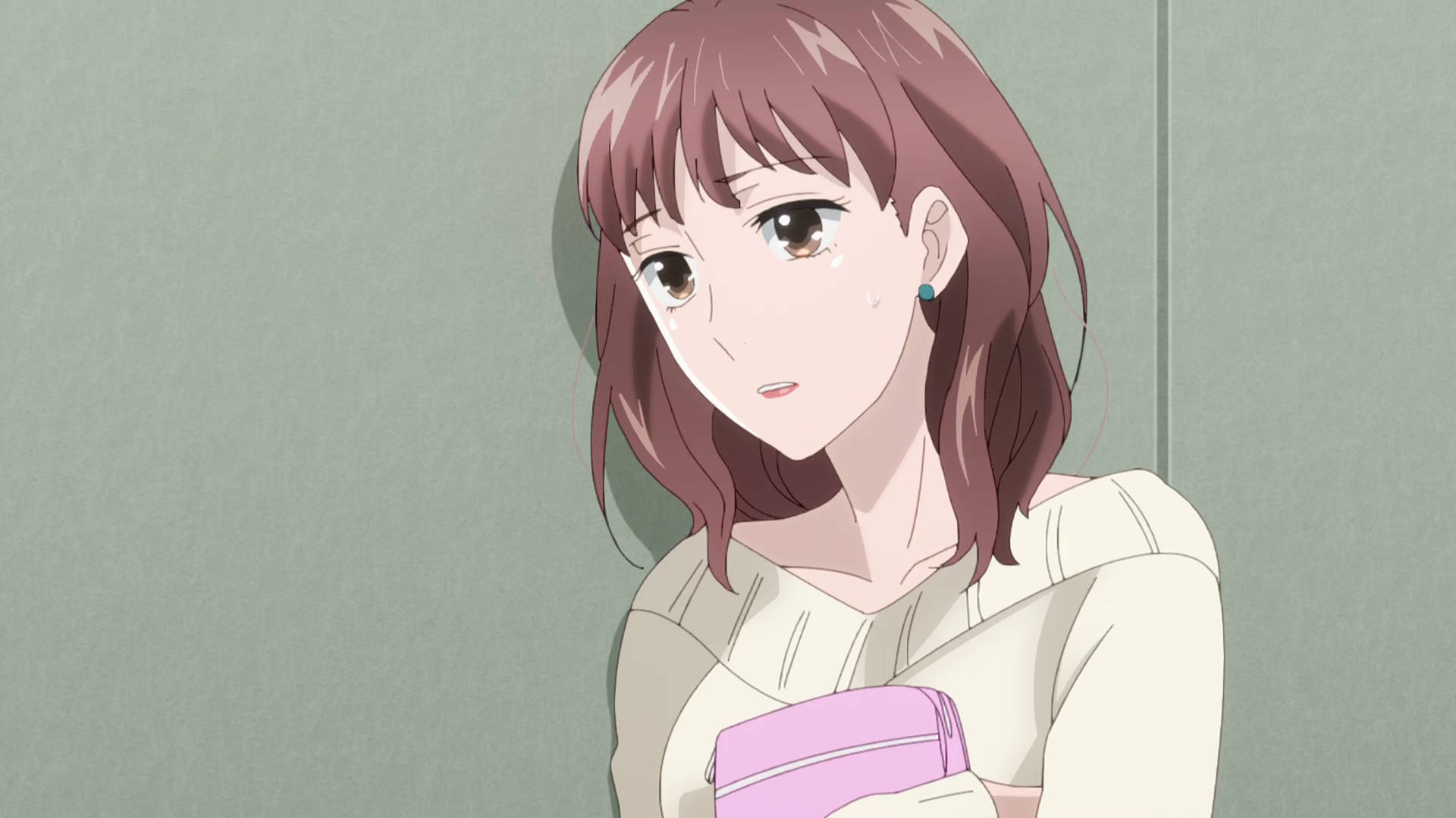 Koikimo 松島亜里 壁紙 — 一個悲傷的動漫女孩，棕色頭髮，淚眼汪汪，緊握著一個粉紅色午餐盒，靠在一面純綠色的牆上。