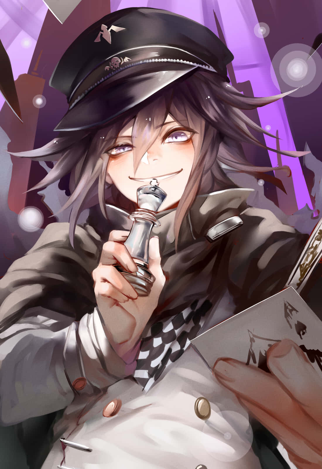 Kokichi Ouma 手持王棋子 壁紙 — 一個微笑的動漫角色戴著軍帽，在充滿活力的紫色背景前拿著一枚國際象棋棋子。