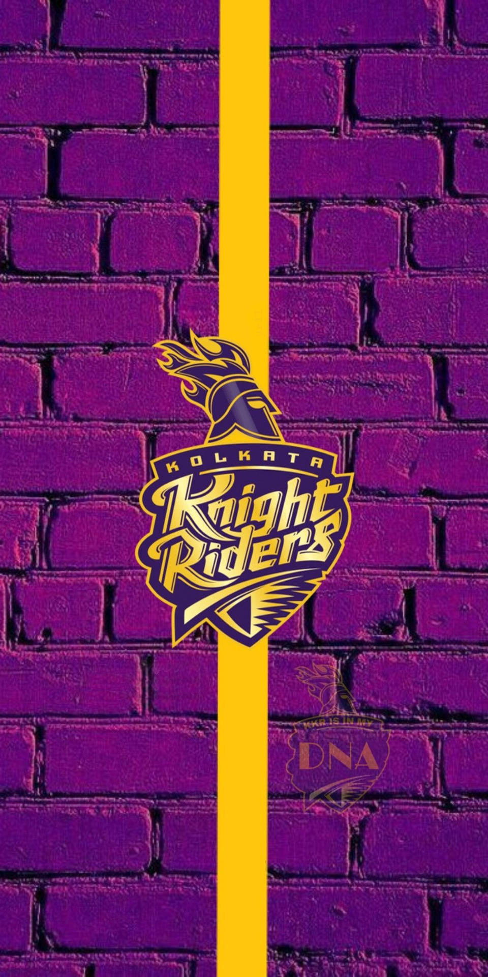Kolkata Knight Riders 運動隊標誌在紫色磚牆上，帶有黃色條紋。