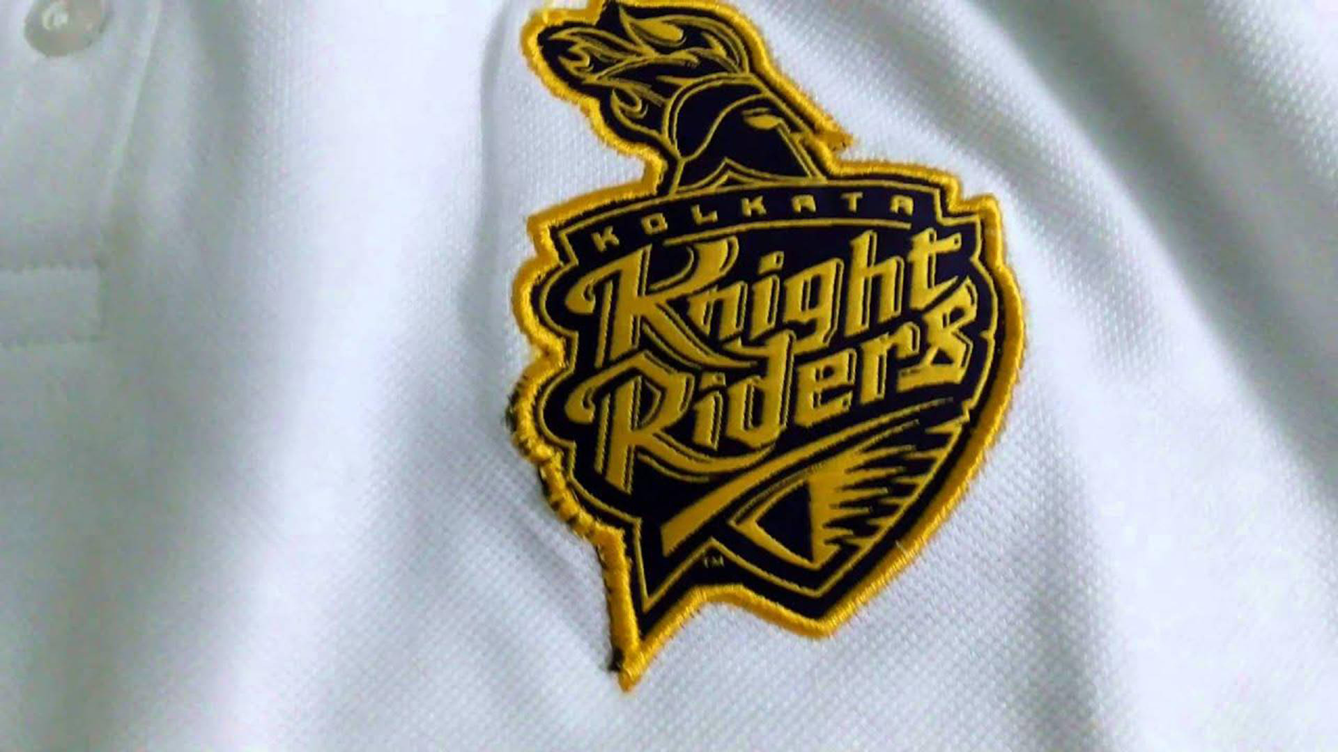 白色Polo衫上刺繡的Kolkata Knight Riders板球隊標誌。