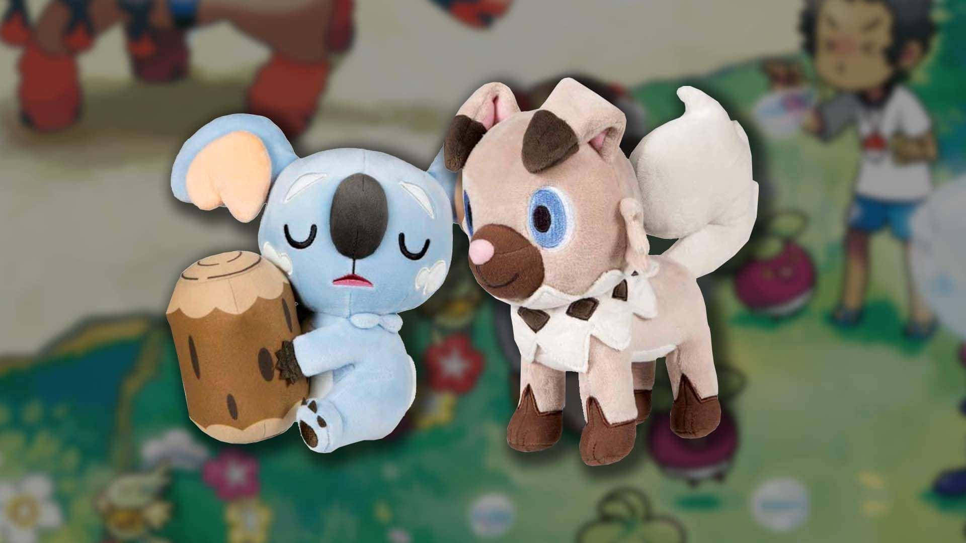Komala 與 Rockruff 毛絨玩具 壁紙 — 兩個毛絨寶可夢玩具，一隻藍色無尾熊抱著一根木頭和一隻米色狐狸般的生物，站在色彩繽紛的遊戲地圖前。