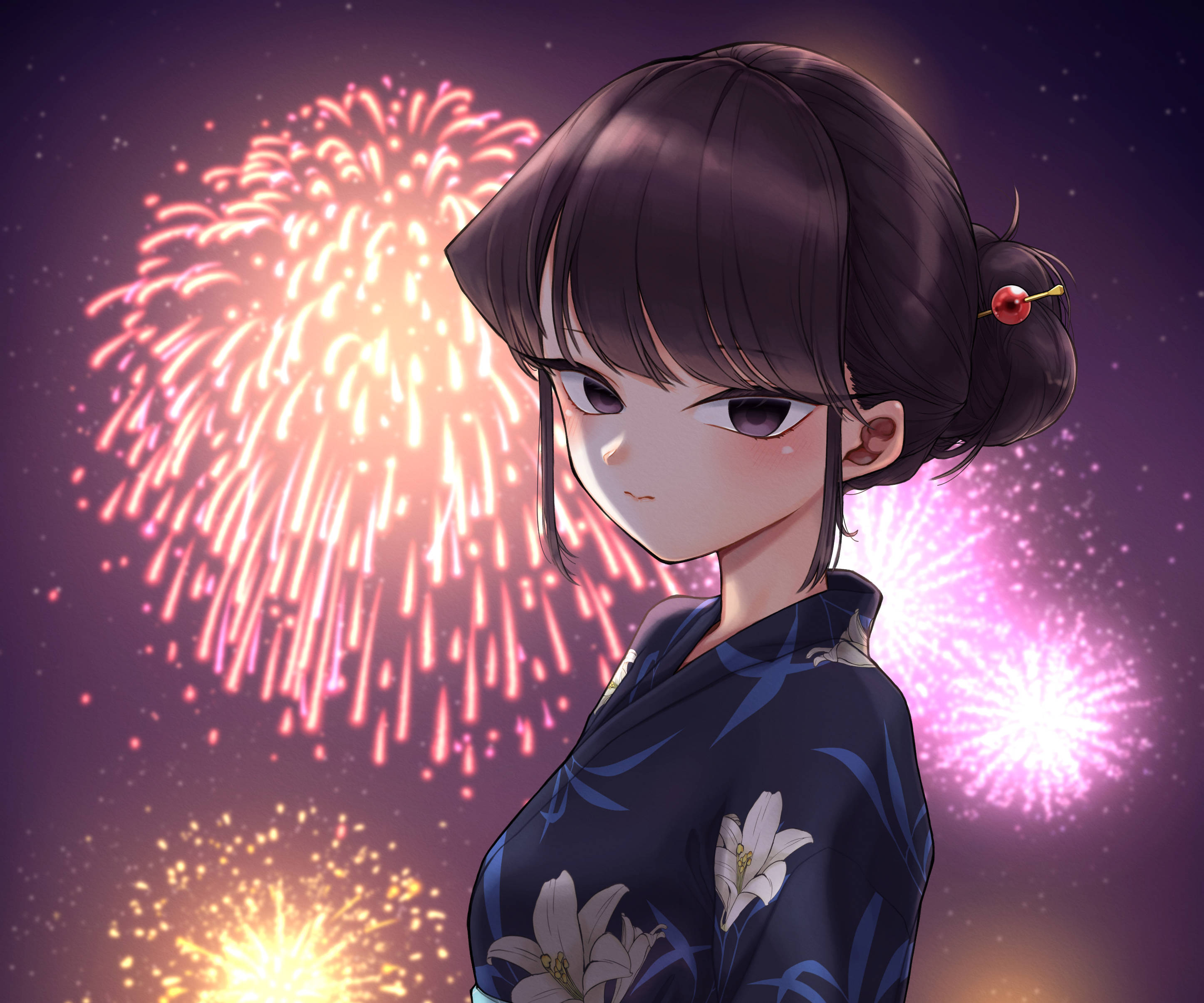 穿和服的Komi San 壁紙 — 一個穿著深色花卉和服的年輕動漫女孩，溫柔地凝視著充滿五彩繽紛煙火的夜空。