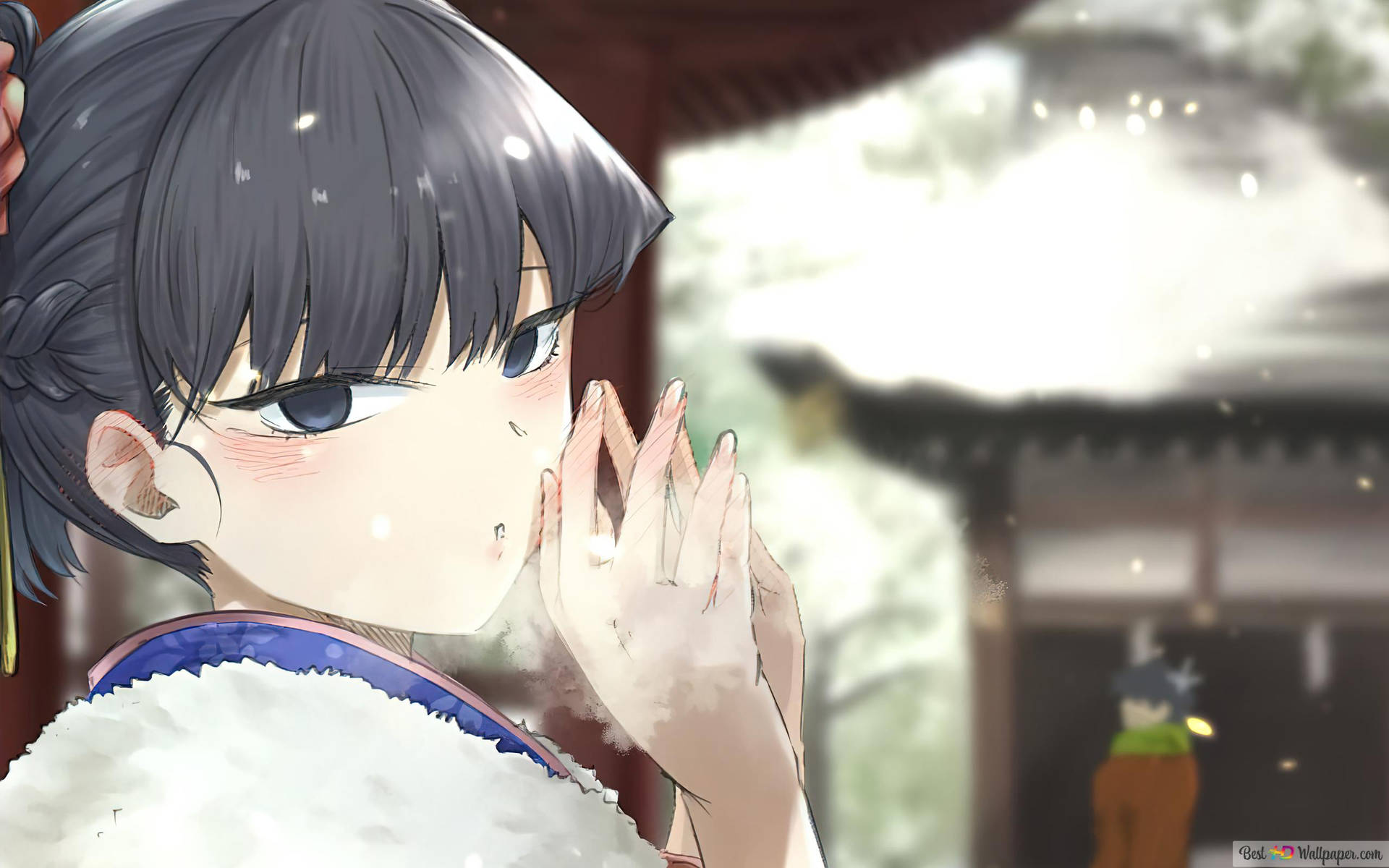 動漫女孩在雪覆蓋的寺廟庭院中吹雪花。