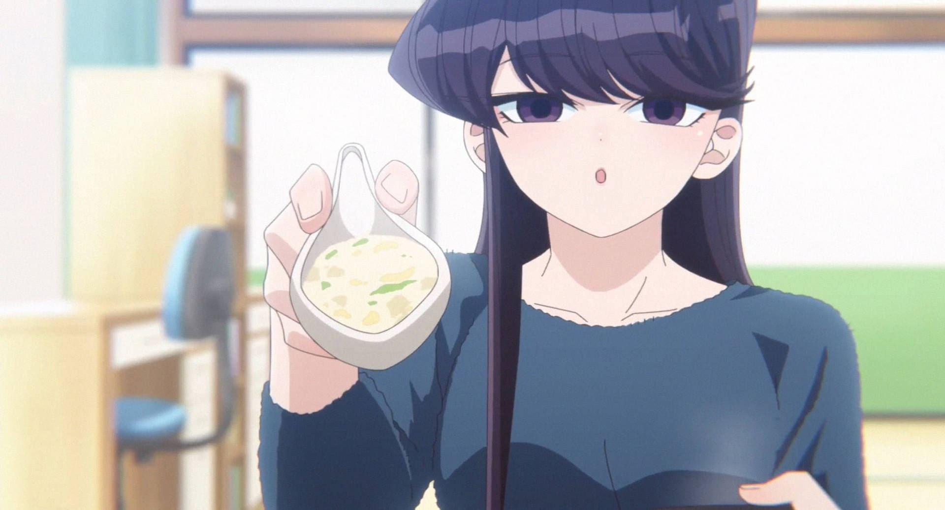 動漫女孩在室內拿著一碗奶油湯。