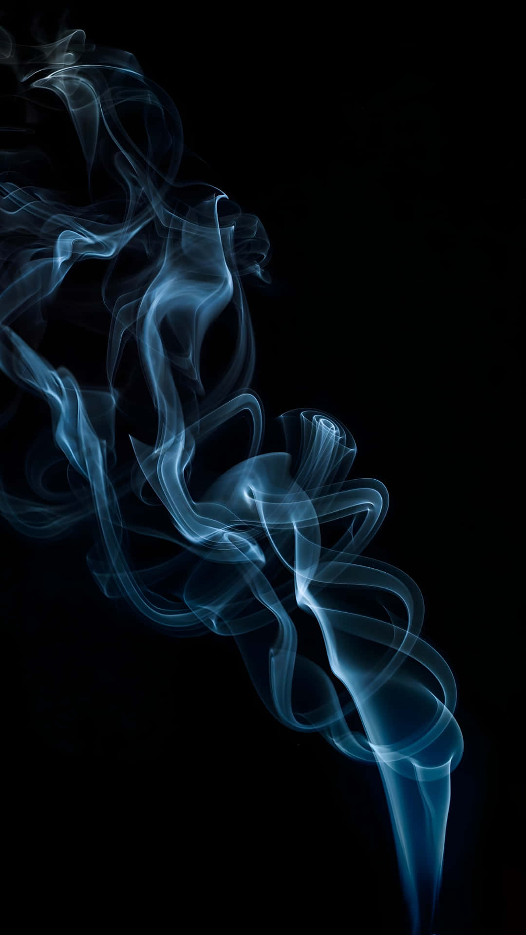  壁紙 — 空靈的藍色煙霧在純黑色背景上優雅地旋轉，形成迷人的抽象舞蹈。