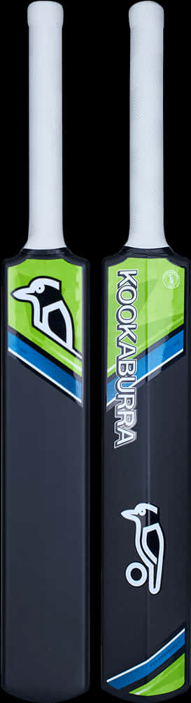 Kookaburra板球棒垂直展示 壁紙 — 兩支黑色Kookaburra板球棒，帶有藍綠色點綴和白色手柄，垂直立在黑色背景上。