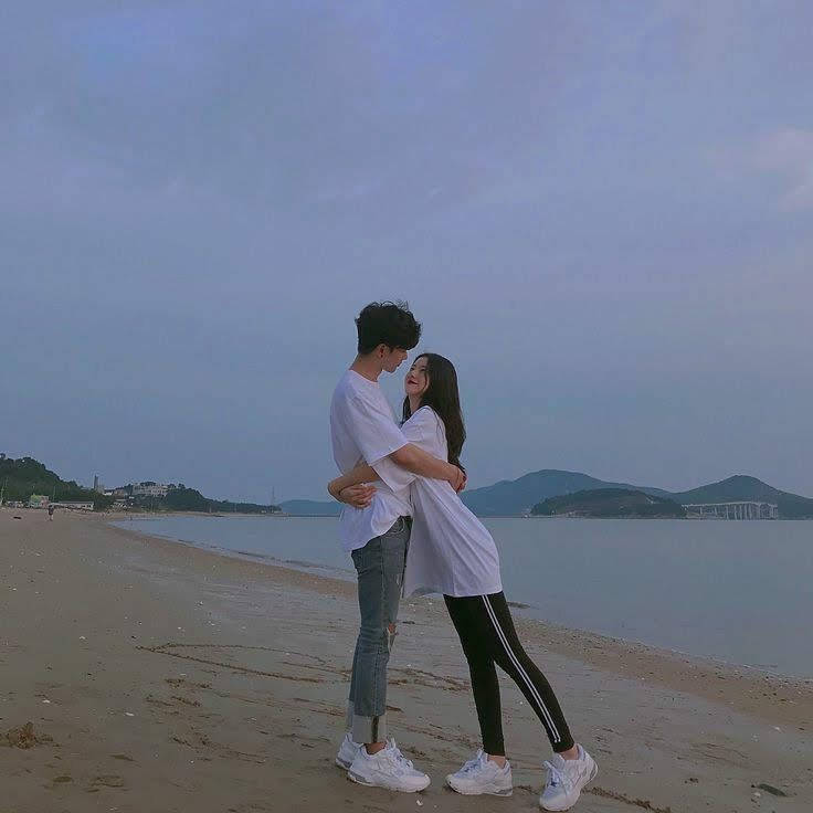 韓國情侶在海灘擁抱