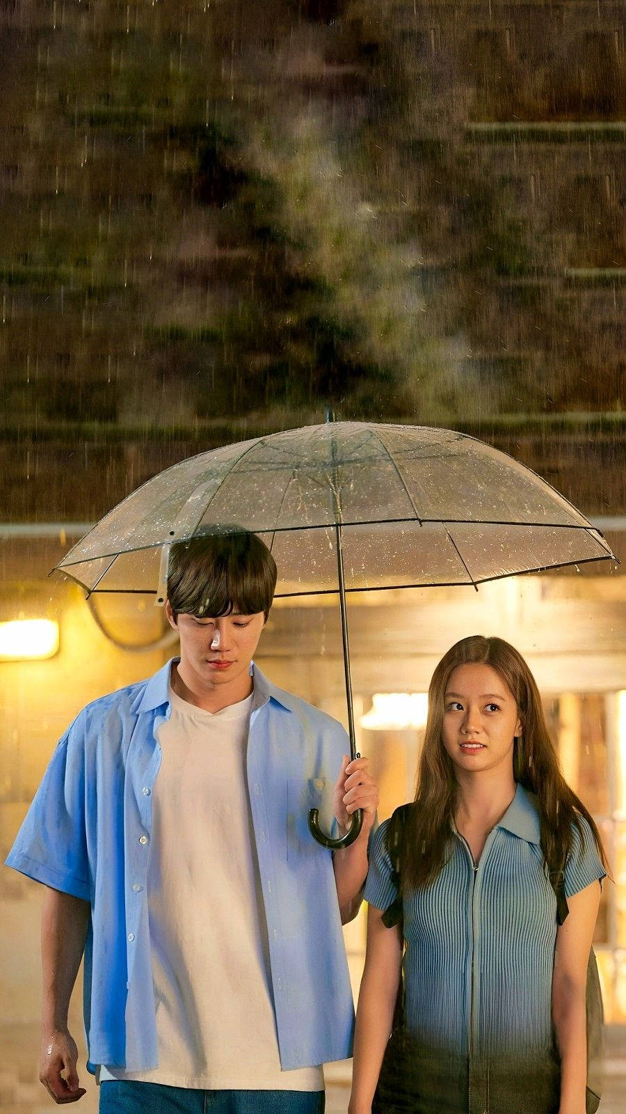 韓國情侶雨中撐傘
