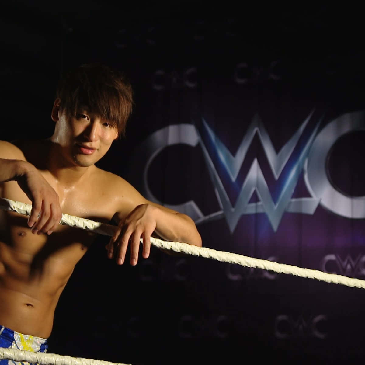 Kota Ibushi 參加 WWE Cruiserweight Classic 壁紙 — 一名赤裸上身的摔角手在戲劇性燈光下靠在擂台繩上，背景為WWE標誌。