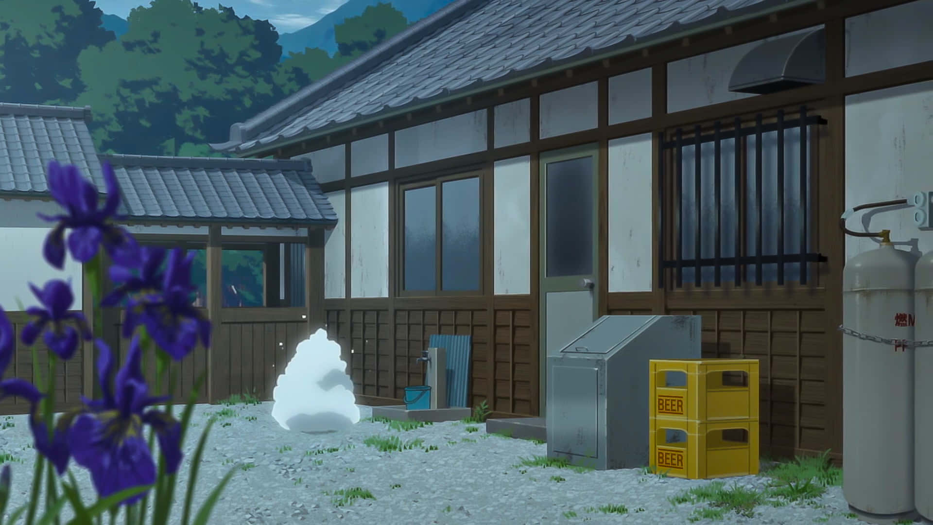 紫色鳶尾花、礫石、雪球、黃色啤酒箱，旁邊木屋