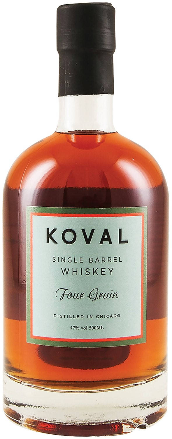 Koval 單桶威士忌展示 壁紙 — 一個透明玻璃瓶的Koval Single Barrel Four Grain Whiskey，琥珀色液體和黑色瓶蓋，白色背景。