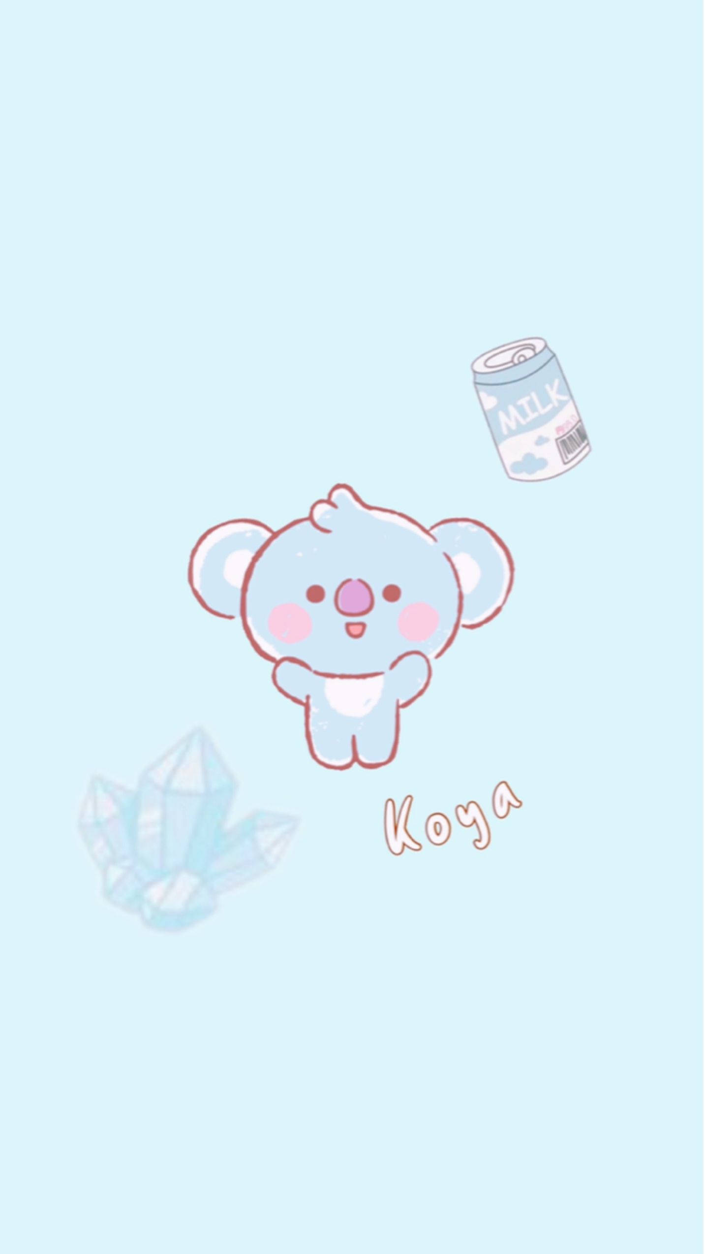 可愛的 Koya BT21 壁紙 — 一個可愛的藍色樹熊角色名叫Koya，喺柔和粉藍色背景上，開心咁漂浮喺牛奶罐同水晶旁邊。