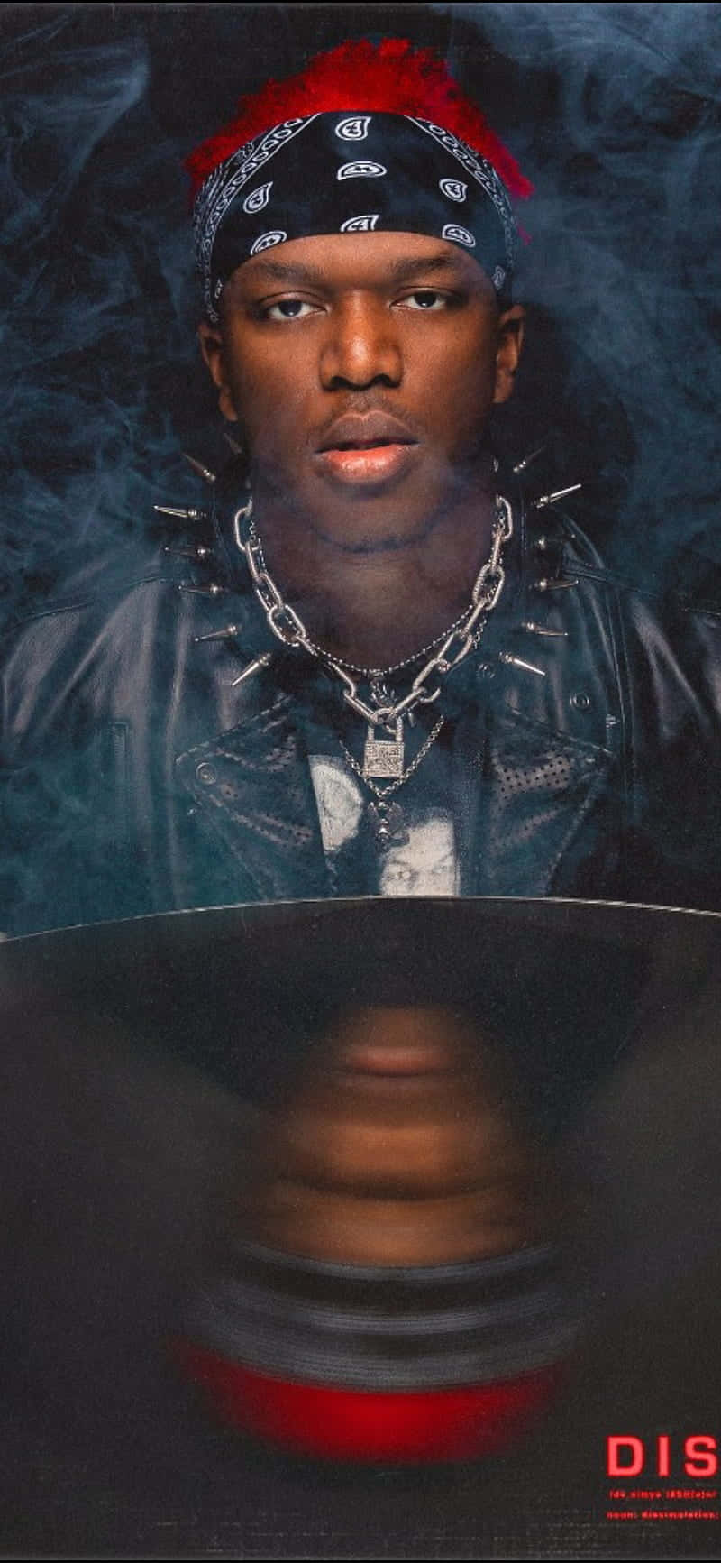 一個穿著皮夾克和頭巾的年輕男子，在煙霧瀰漫的黑暗環境中強烈地凝視著。
