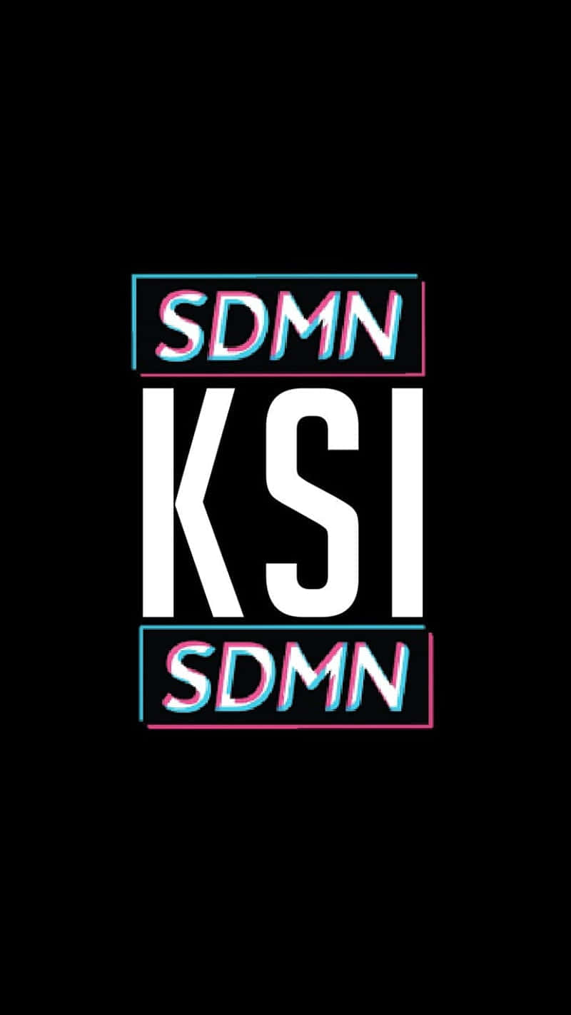 霓虹故障文字標誌，白色 KSI 和故障顏色 SDMN 在黑色背景上。