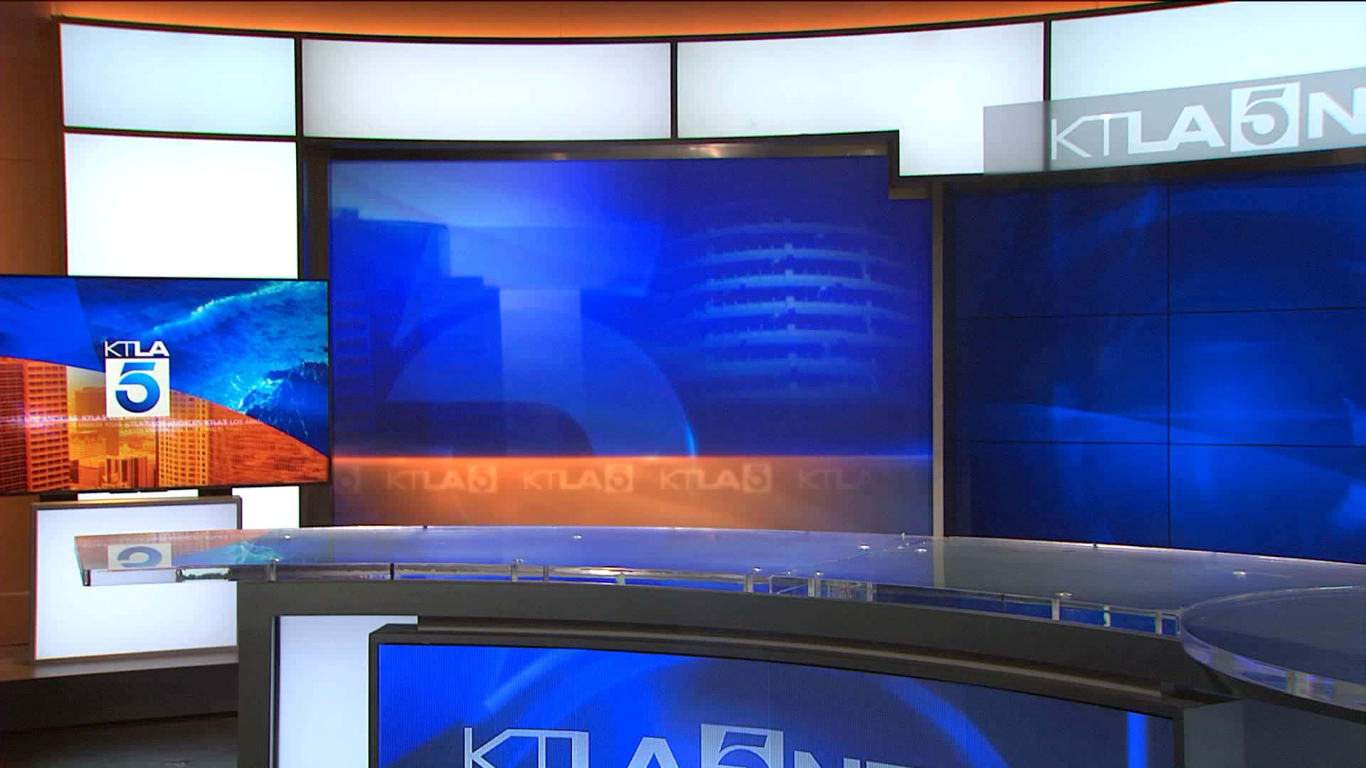 帶有藍色屏幕和KTLA5品牌標識的新聞工作室。