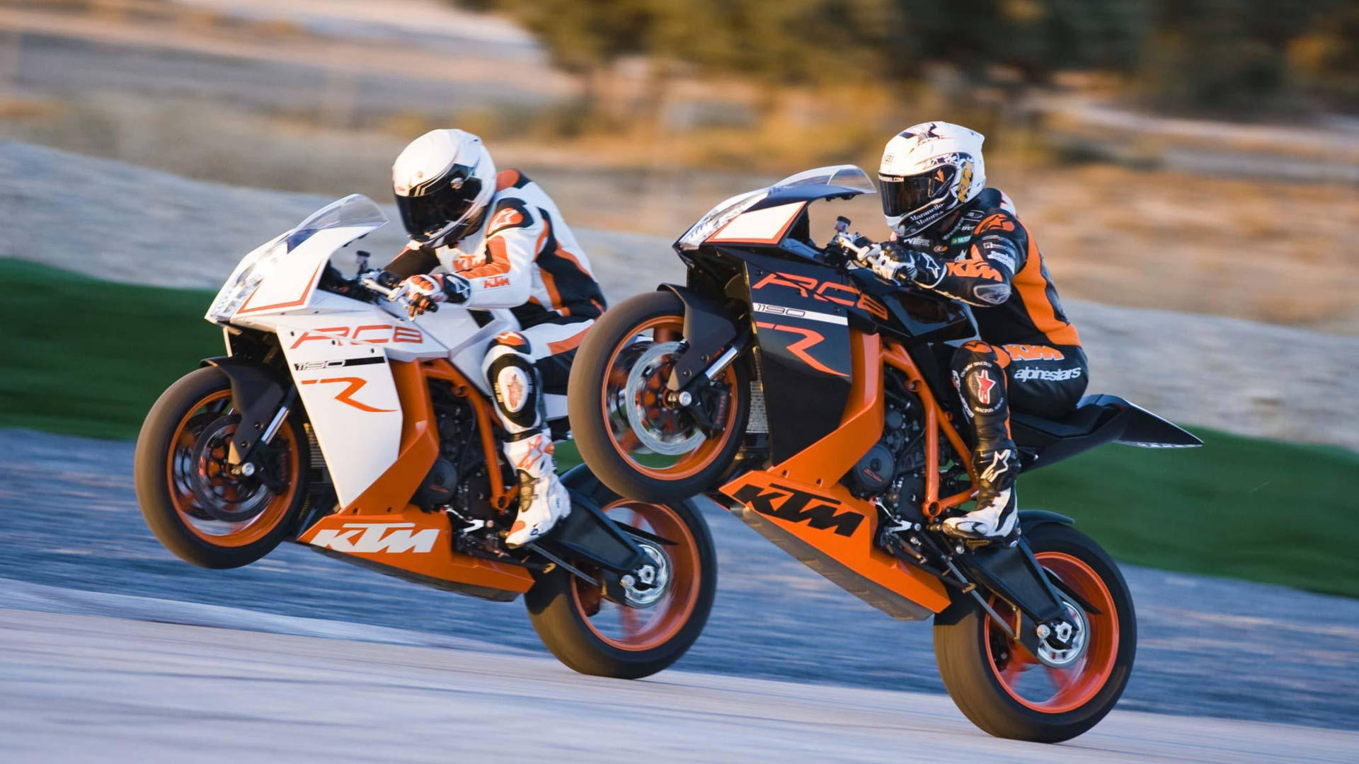KTM 4K 摩托車賽車 壁紙 — 兩名騎手騎著橙色和白色的KTM RC8電單車，在賽道上傾斜入彎，帶有模糊動態效果。