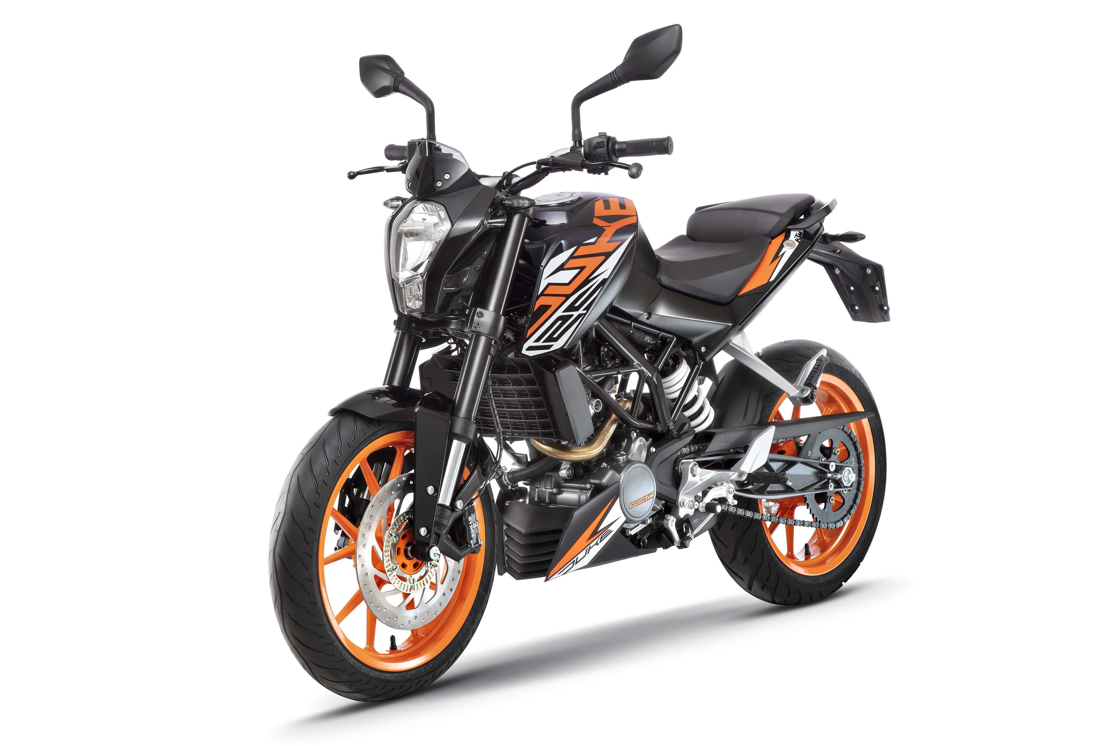 KTM Duke 125摩托車白底圖 壁紙 — 一台時尚的黑色和橙色KTM電單車，配備外露引擎和碟煞，在乾淨的白色背景前蓄勢待發。