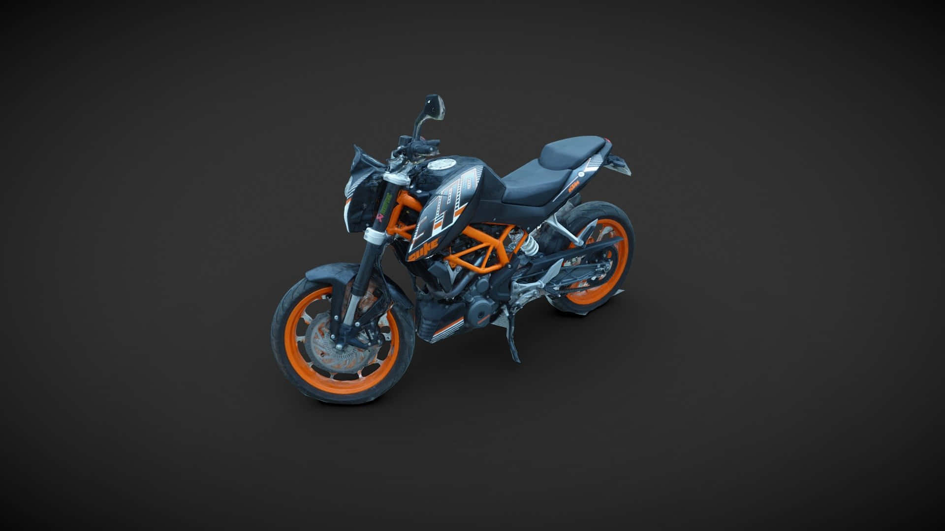 KTM Duke Adventure 准備征服任何地形！ 壁紙 — 一架時尚的黑色和橙色KTM電單車，帶有外露車架和運動設計，孤立在深灰色工作室背景上。