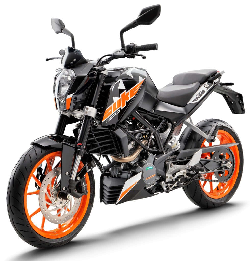 KTM Duke的動力與風格 壁紙 — 一部時尚的黑色和橙色KTM Duke 200電單車，配備外露引擎和運動設計，背景為乾淨的白色。