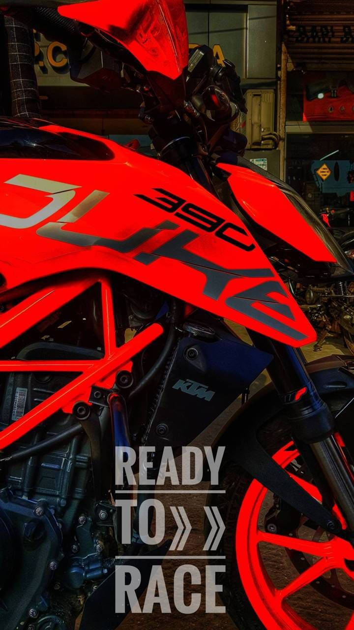 準備競速紅色 KTM iPhone 壁紙 — 一輛鮮紅色的KTM Duke 390電單車在車庫燈光下閃閃發光，粗體文字宣告準備比賽。