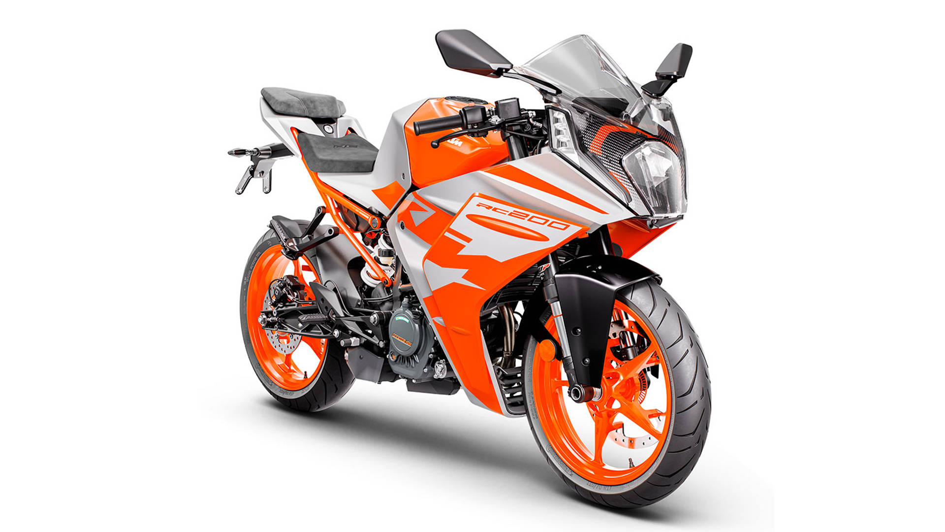 橙色KTM RC 200側面視角 壁紙 — 一部時尚的橙色和白色KTM RC 800運動電單車，帶有黑色點綴和銀色輪圈，在乾淨的白色背景下拍攝。
