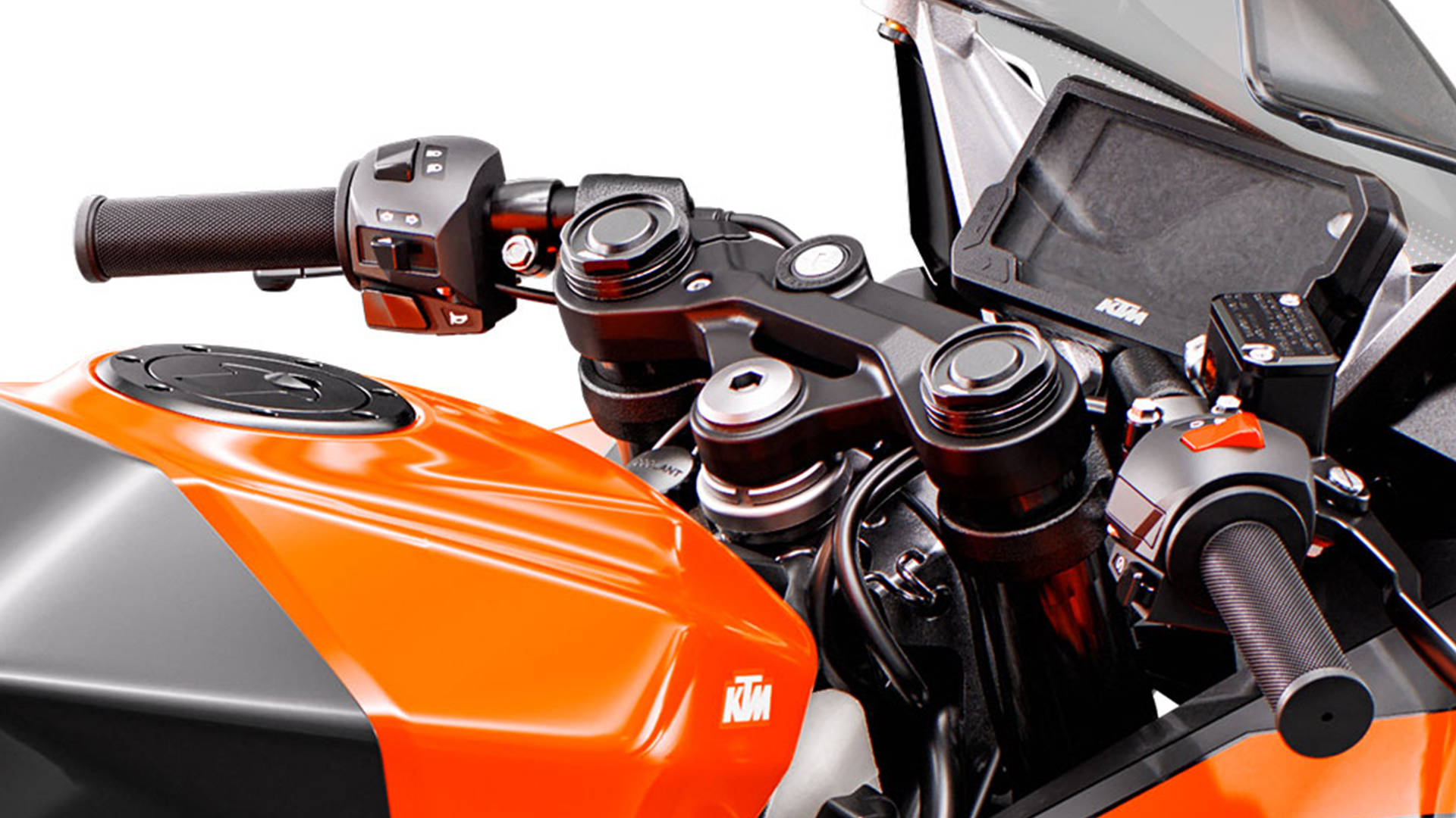 KTM RC 200 車內儀表板特寫 壁紙 — 白色背景上，運動電單車把手和橙色油箱的特寫。
