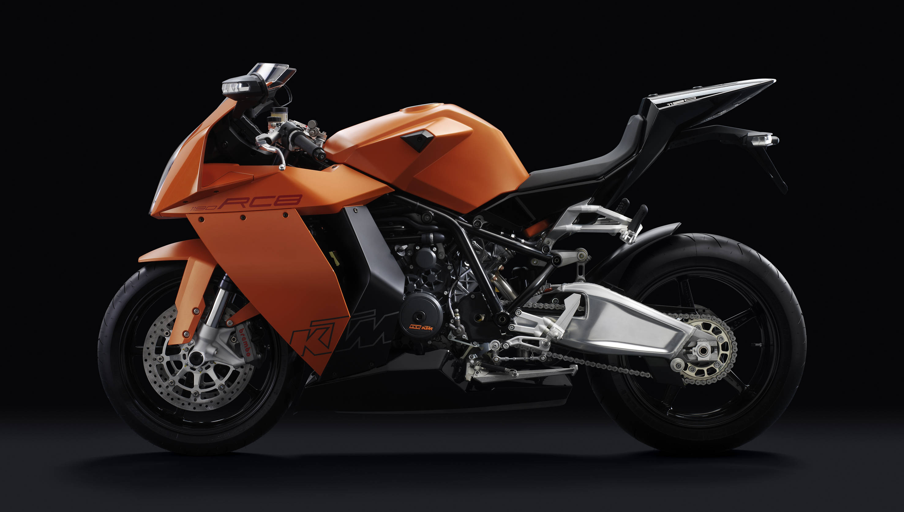 KTM RC 390橙黑配色 壁紙 — 在深色背景下，以戲劇性的攝影棚拍攝展示的時尚橙色和黑色KTM RC8運動摩托車。