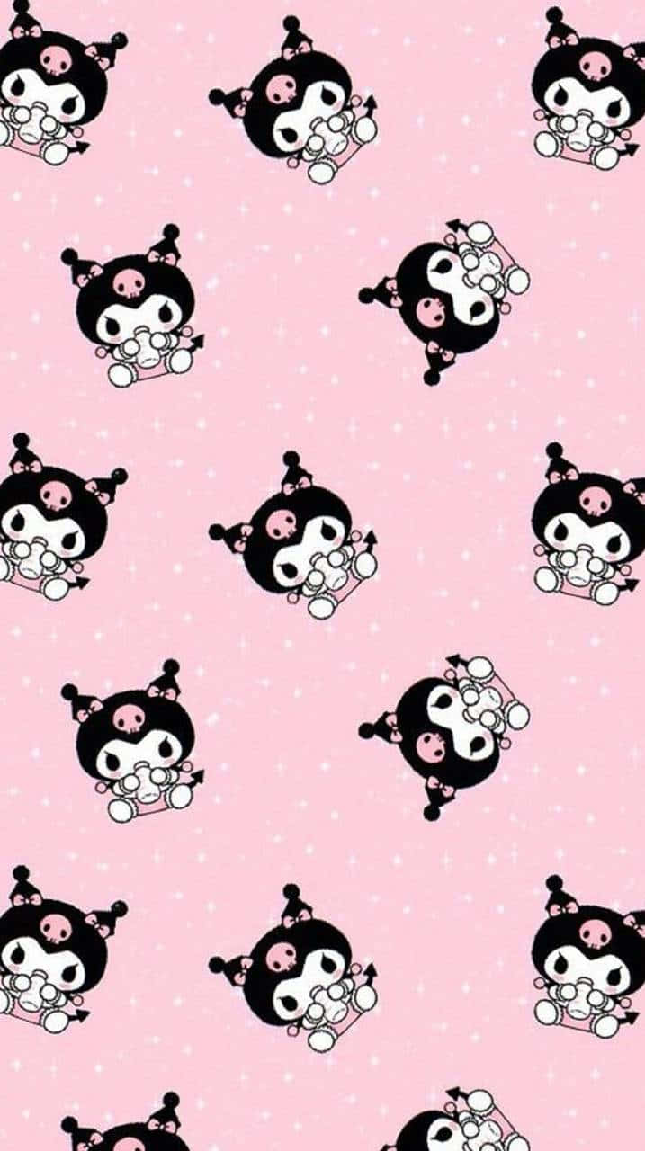 Kuromi iPhone 粉色風格拼貼壁紙 壁紙 — 在柔和的粉紅色背景上，帶有粉紅色點綴的可愛黑白卡通角色重複出現，並帶有細小的白色圓點。