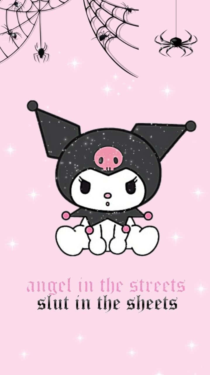 Kuromi iPhone 街頭蜘蛛網壁紙 壁紙 — 一個可愛的黑色帽子卡通角色，有著粉紅色骷髏臉，坐在粉紅色閃亮背景前，背景掛著蜘蛛網和蜘蛛。