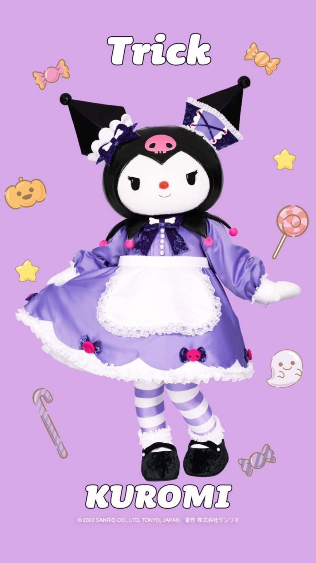 Kuromi Halloween 桌布 壁紙 — Kuromi 穿著紫色萬聖節女僕裝，配以糖果裝飾，背景為粉紅色。