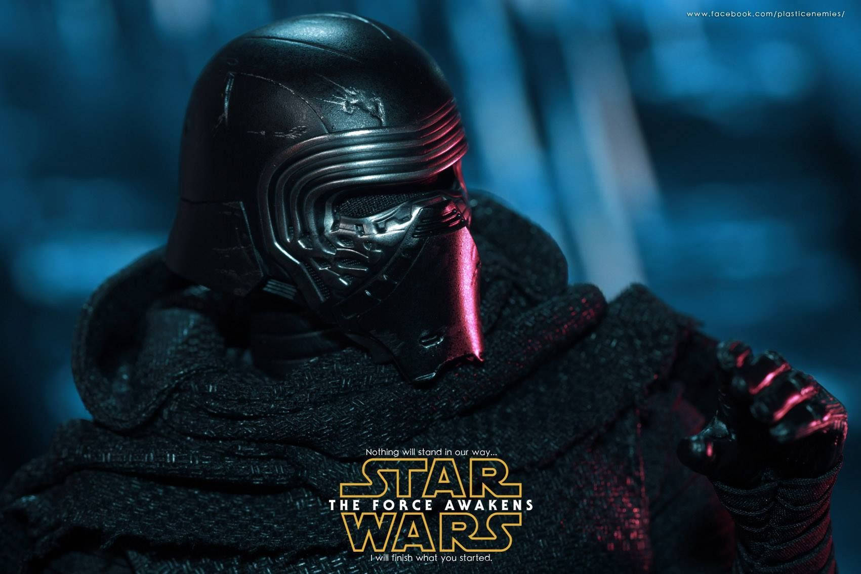 Kylo Ren《星際大戰：原力覺醒》 壁紙 — 凱羅·忍身穿黑色頭盔和斗篷，在戲劇性的藍色和紅色燈光下，一個威脅性的特寫。