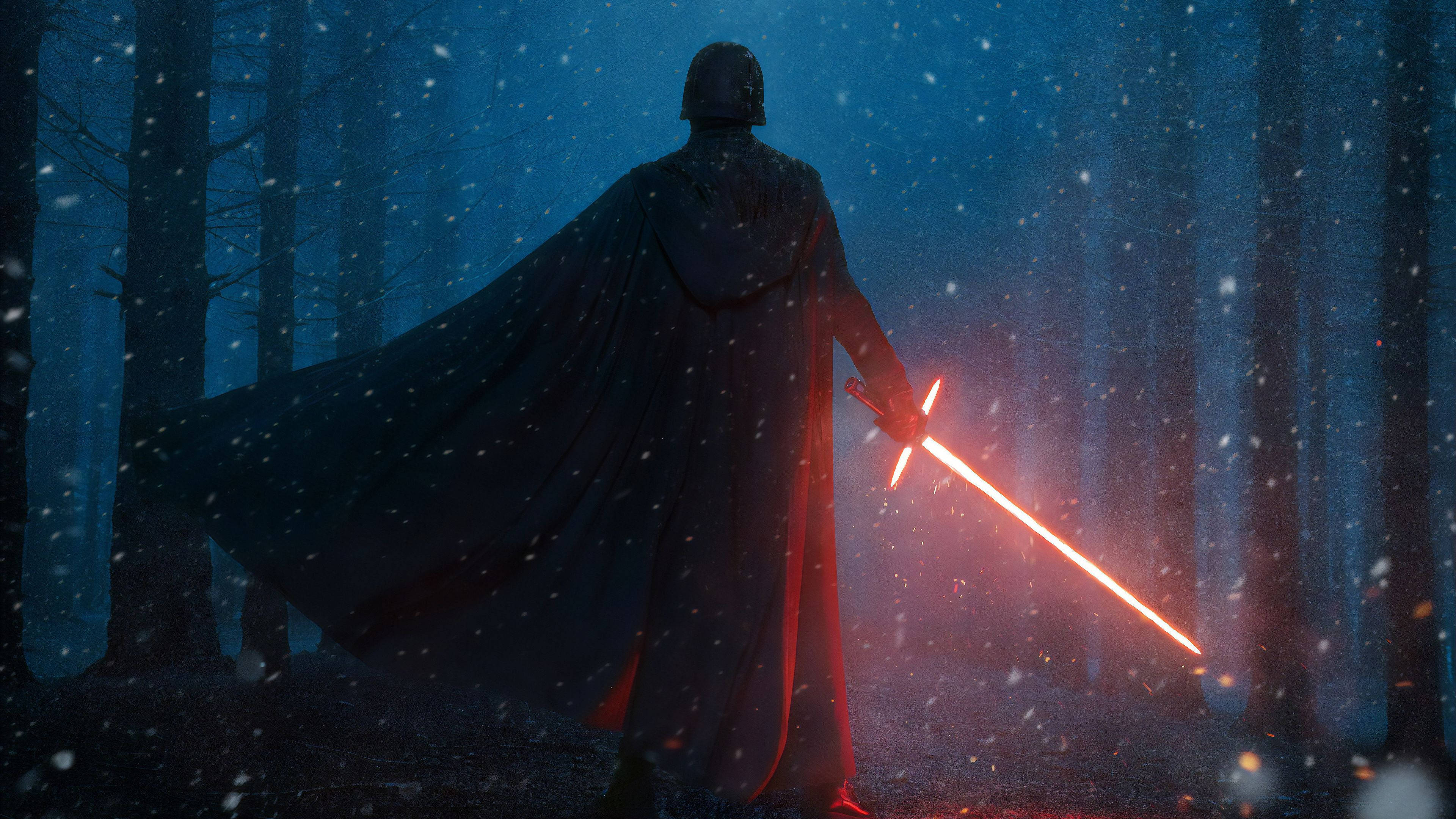 Kylo Ren 站立於森林，等待命運降臨 壁紙 — 一個身穿飄逸斗篷的黑暗身影，在夜晚的雪地森林中手持發光的紅色光劍。