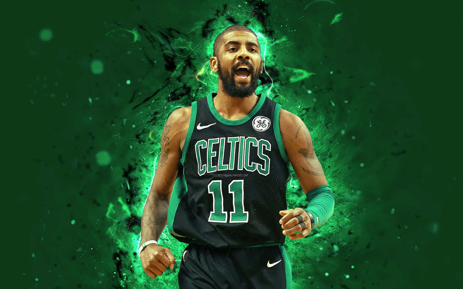 Kyrie Irving 在最新籃球賽中展現酷炫風采 壁紙 — 一名身穿塞爾特人球衣的籃球運動員在充滿活力的綠色潑濺背景前咆哮，充滿能量。