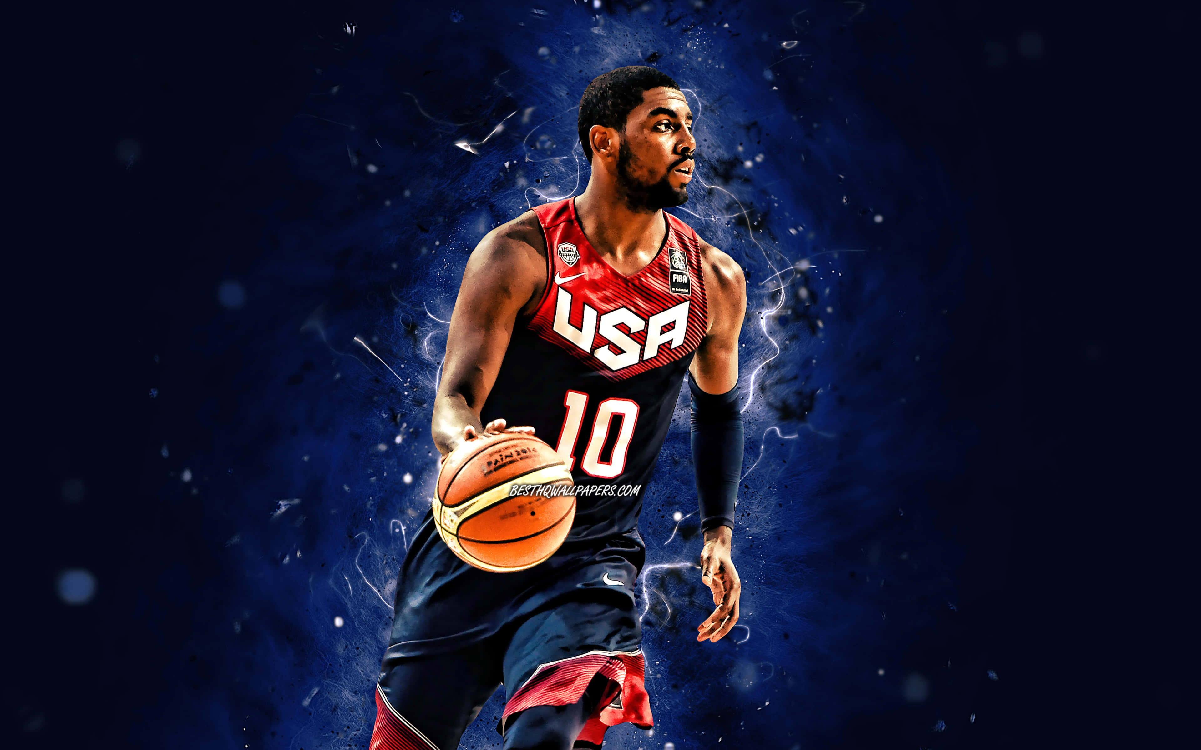 Kyrie Irving - 場上場下皆無敵風采 壁紙 — 一名身穿美國球衣的籃球運動員在動態藍色電光背景前運球。
