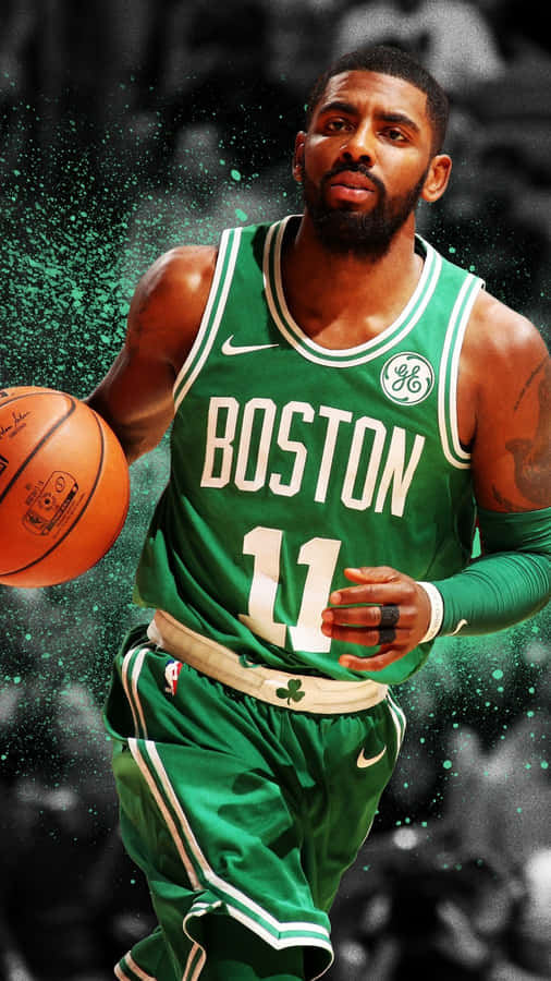 Kyrie Irving 場上瀟灑風采 壁紙 — 一名身穿綠色波士頓球衣的籃球運動員，在粗糙的黑白背景下專注地運球。