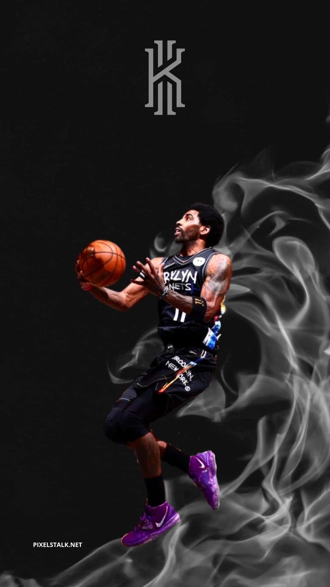 Kyrie Irving 展現個人酷感風格 壁紙 — 一名身穿布魯克林籃網球衣的籃球運動員在黑色背景上動態跳躍，背景有旋轉煙霧和上方風格化的「K」標誌。
