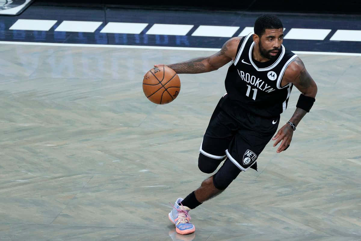 布魯克林籃網隊籃球運動員在比賽中運球。