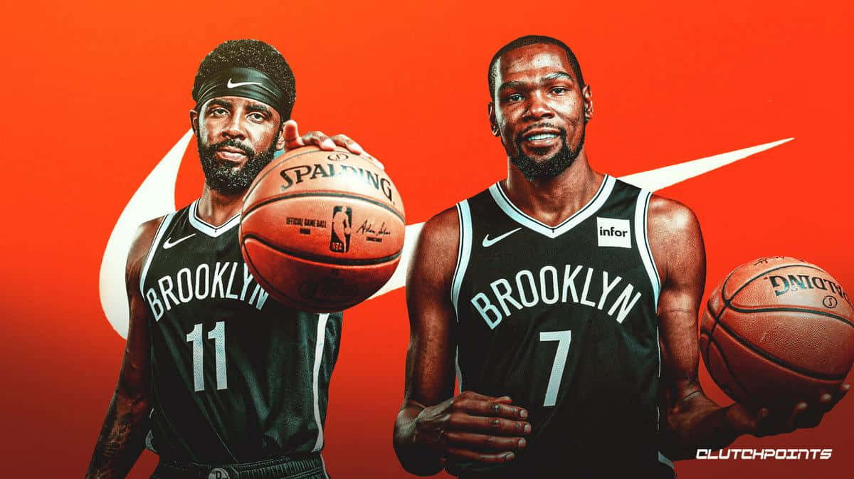 Kyrie Irving 的時尚風格 壁紙 — 兩名身穿黑色球衣的布魯克林籃網籃球運動員在一個帶有大型白色Nike勾號的大膽紅色背景前自信地擺姿勢。