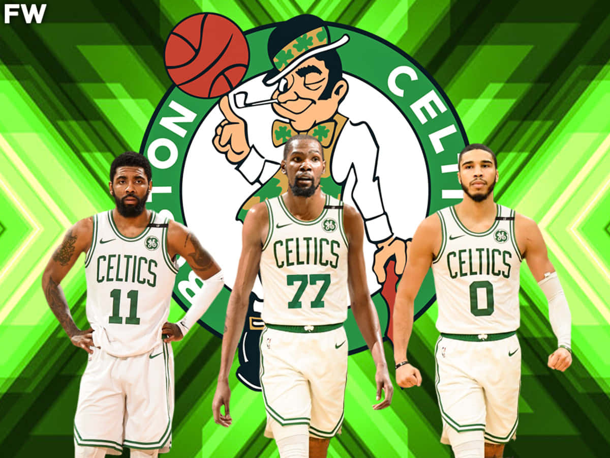 Kyrie Irving 看起來依然酷炫 壁紙 — 三名身穿白色球衣的波士頓塞爾特人籃球運動員自信地站在球隊的綠色標誌前，標誌上有一個拿著籃球的卡通吉祥物。