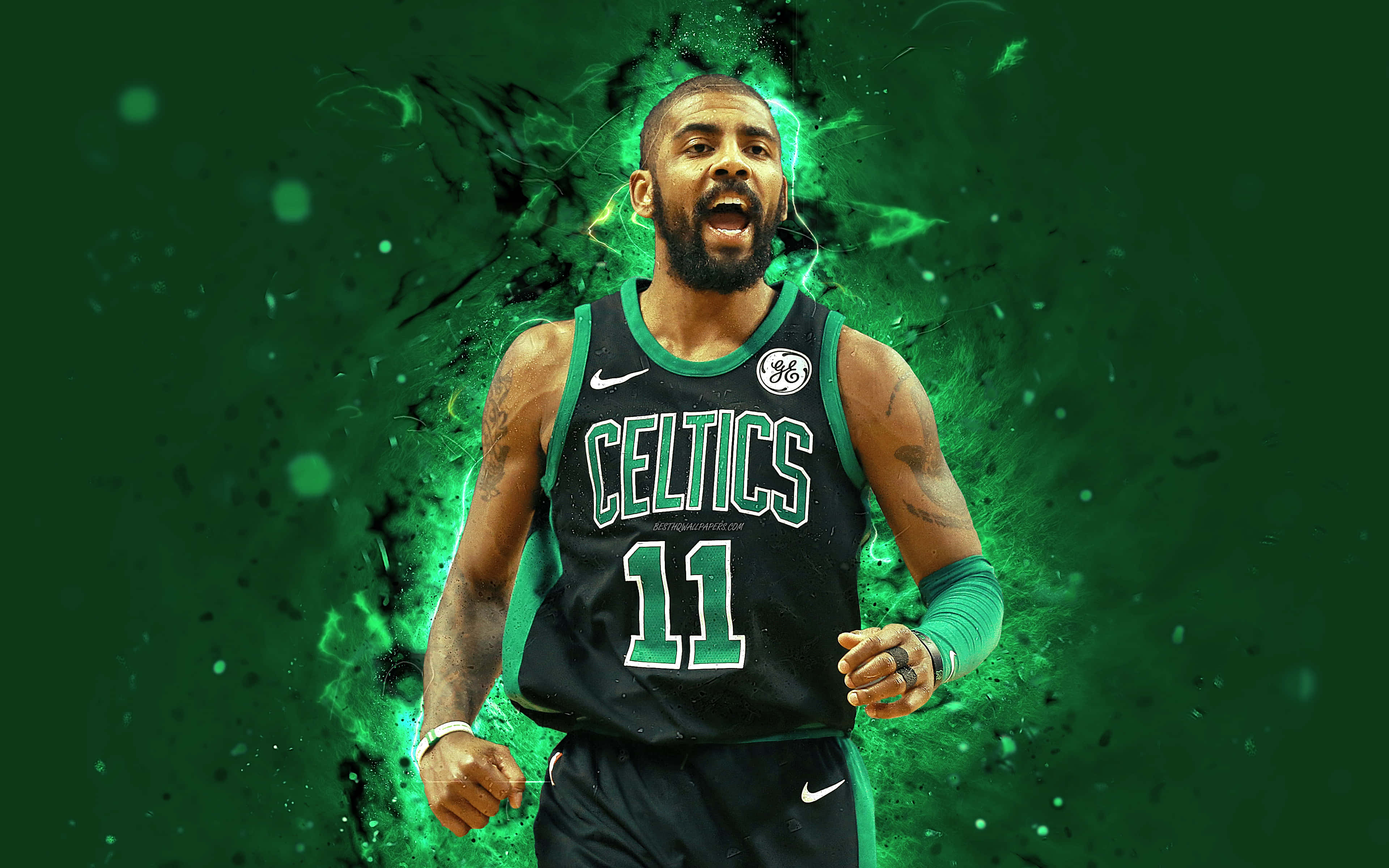 Kyrie Irving 空中飛躍 | 完美籃球姿勢 壁紙 — 一名身穿塞爾特人球衣的籃球運動員在深綠色背景下以綠色能量向前衝刺。