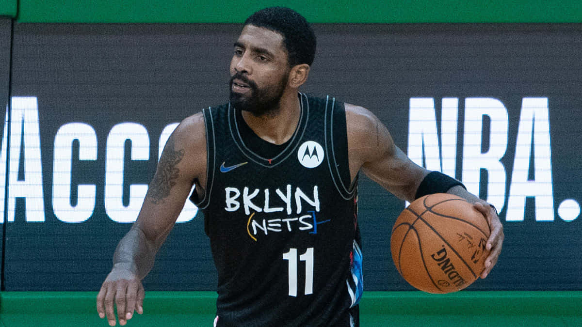 布魯克林籃網籃球運動員凱里·歐文在NBA比賽中運球。